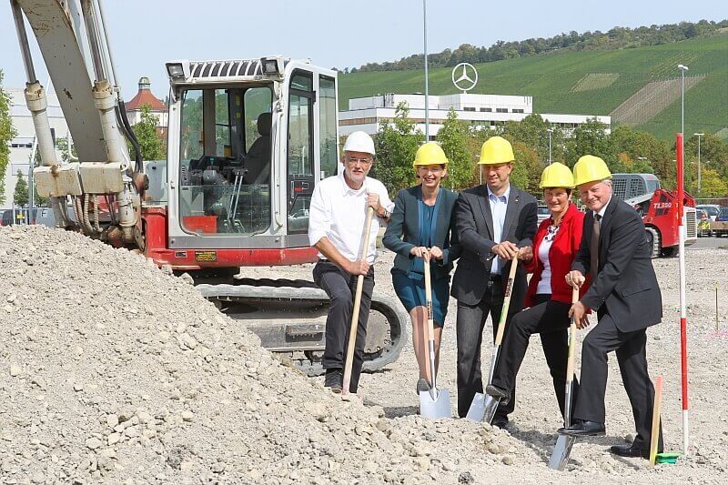 (v. l.) Horst Detzen, Architekt Werk- und Fabrikplanung, Ulrike Barthelmeh, Projektleiterin sternchen-Kinderkrippen, Wolfgang Nieke, Betriebsratsvorsitzender des Werks Untertürkheim, Ingrid Lepple, stellvertretende Betriebsratsvorsitzende Daimler Zentrale