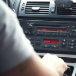 Pendler mit Radio im Auto (c) splitshire / pixabay.de