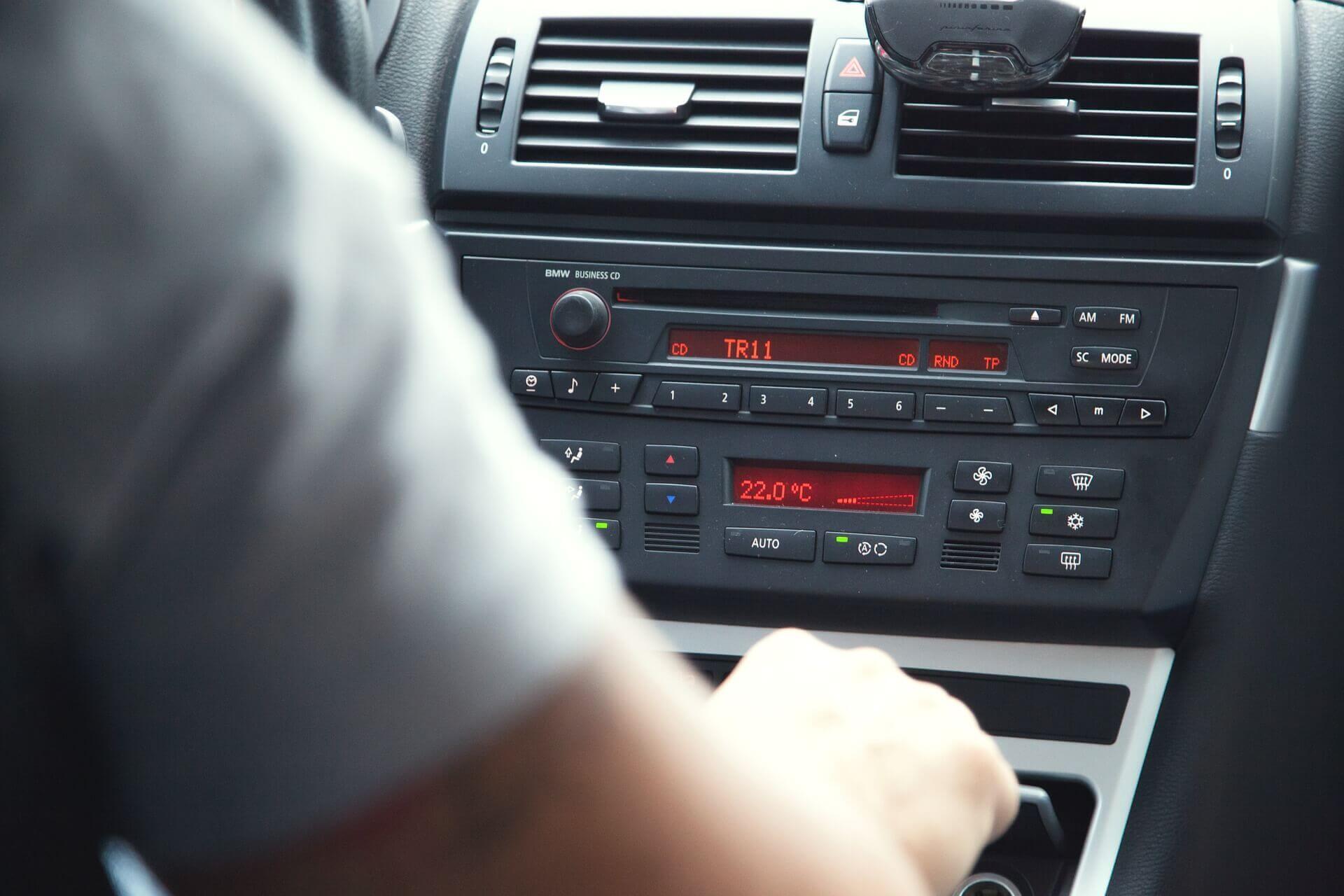 Pendler mit Radio im Auto (c) splitshire / pixabay.de