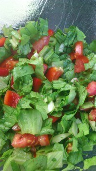 grüner Salat mit Tomaten (c) familienfreund.de