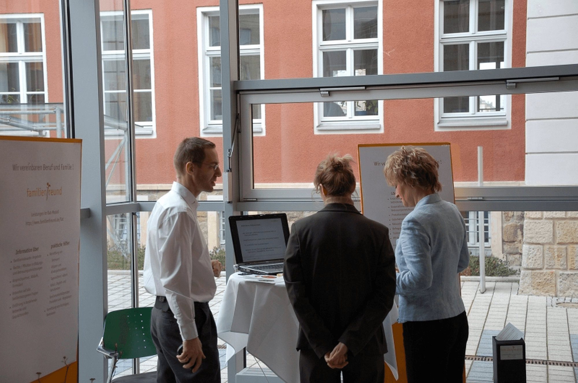 1. Leipziger Personalforum - Personaler informieren sich am Stand der Fachkräftesicherer.png