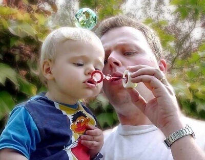Mann mit Kind macht Seifenblasen (c) dirk schelpe / pixelio.de