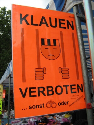 Schild : Klauen verboten, sonst (c) Egon Haebich / pixelio.de