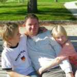 Familie | Vater mit 2 Kindern (c) S. Hofschlaeger / pixelio.de