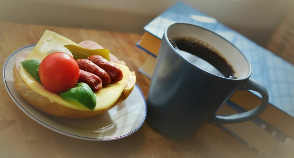 belegtes Brötchen zur Steigerung der Mitarbeiterzufriedenheit (c) pixabay.de / congerdesign