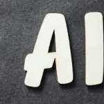 Mitarbeiterbindung in Zeiten von KI verdeutlicht an den weißen Buchstaben A und I auf schwarzem Grund