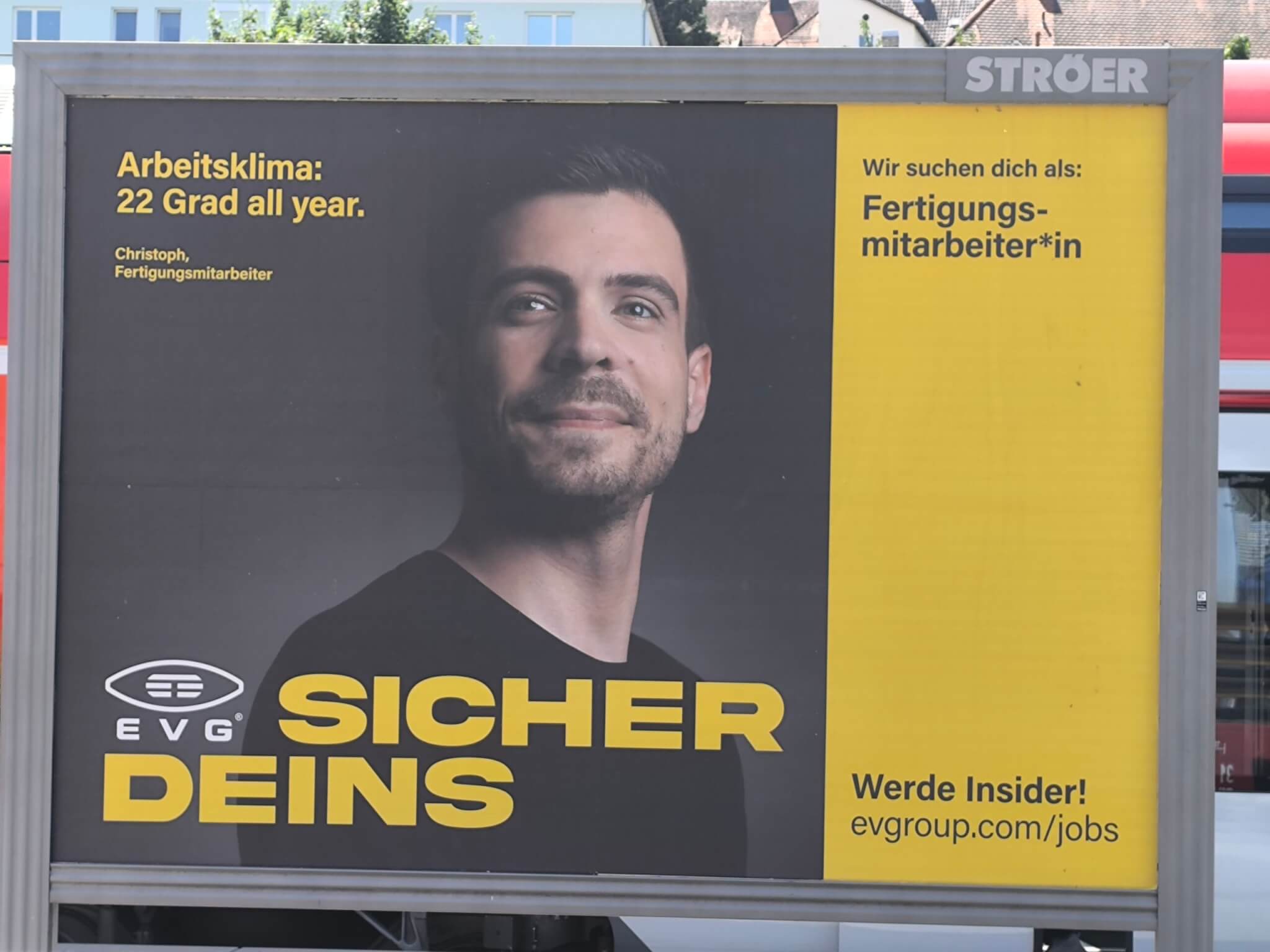 Stellenanzeige der EVG Group mit 22° am Arbeitsplatz Die EVG Group hat ein Plakat einer Stellenanzeige veröffentlicht, wo mit der Hitze am Arbeitsplatz aktiv umgegangen wird. In der Fertigung herrschen konstant 22 Grad.